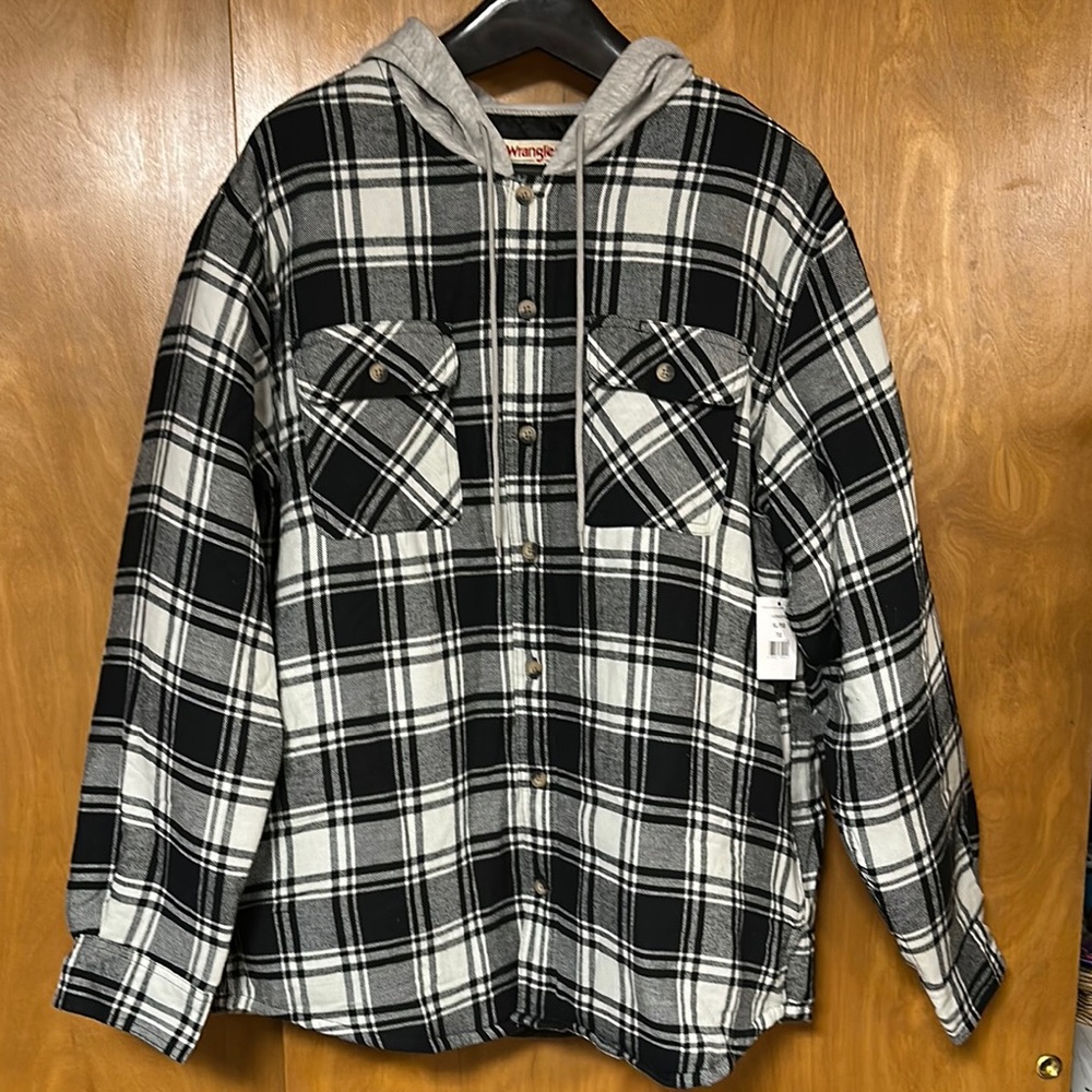 NWT Wrangler flannel, quilted Hooded button up shirt.
